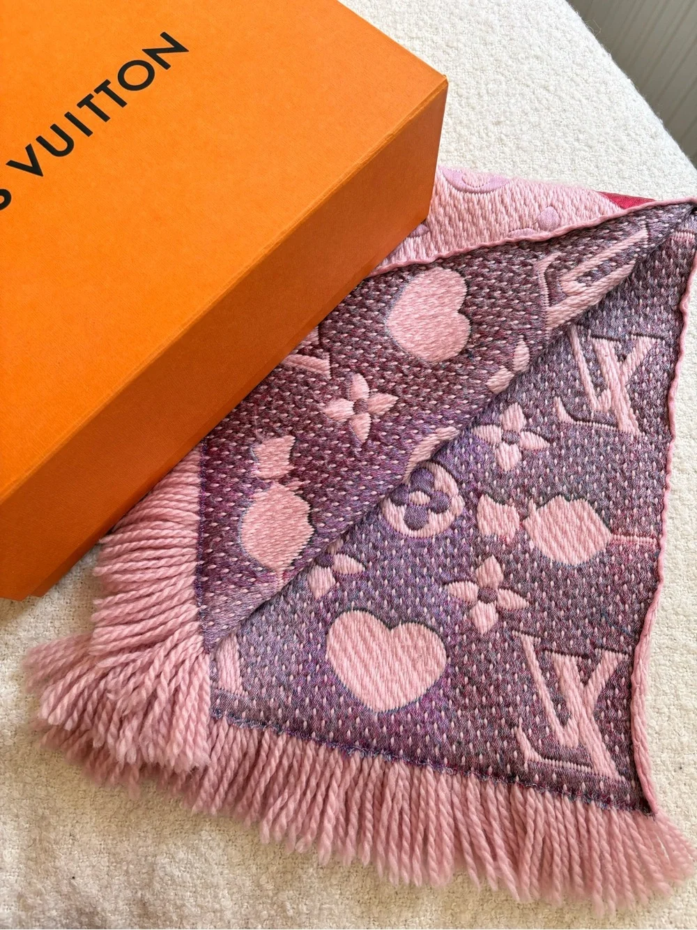🔥100% Authentic LOUIS VUITTON Rose Wool/Silk Logomania A La Folie Scarf🔥